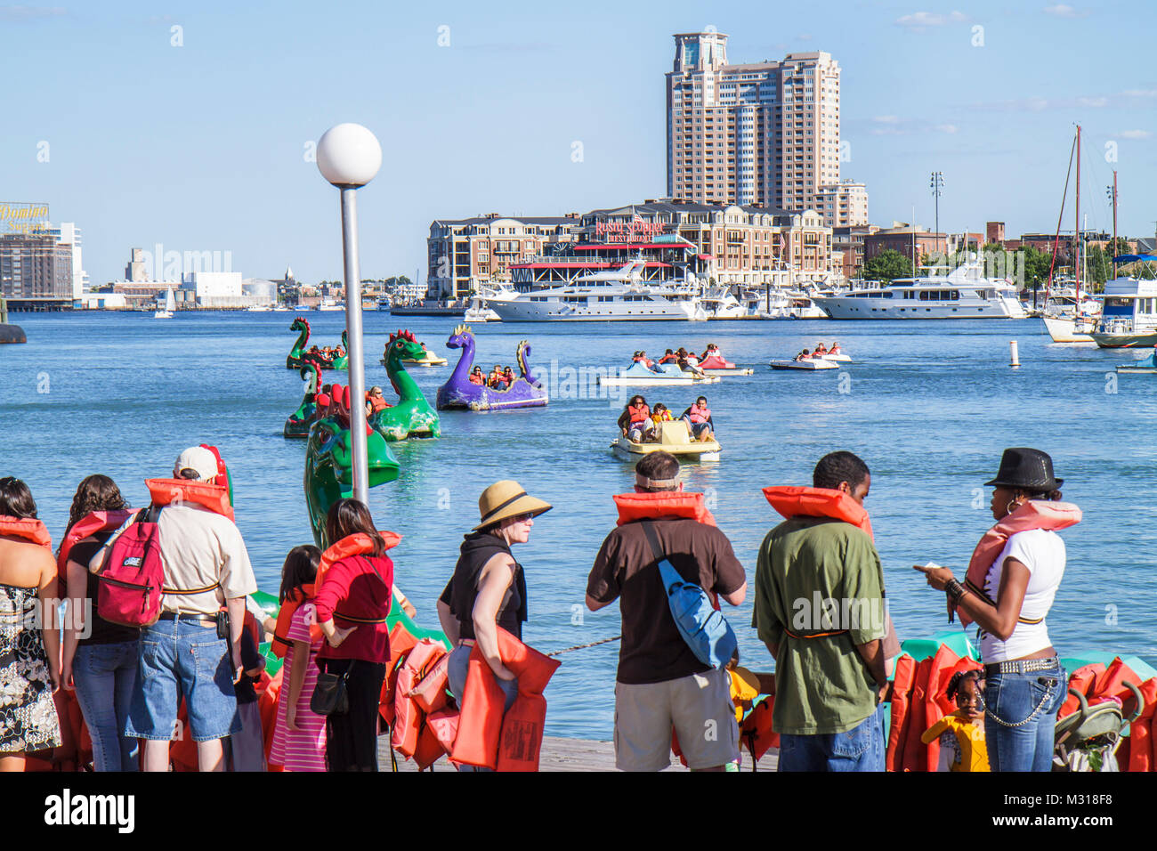 Baltimore Maryland, Port intérieur, port, eau de la rivière Patapsco, port, front de mer, Harbourplace, promenade en bateau à aubes, bateau dragon, horizon, client, Black Blacks AF Banque D'Images