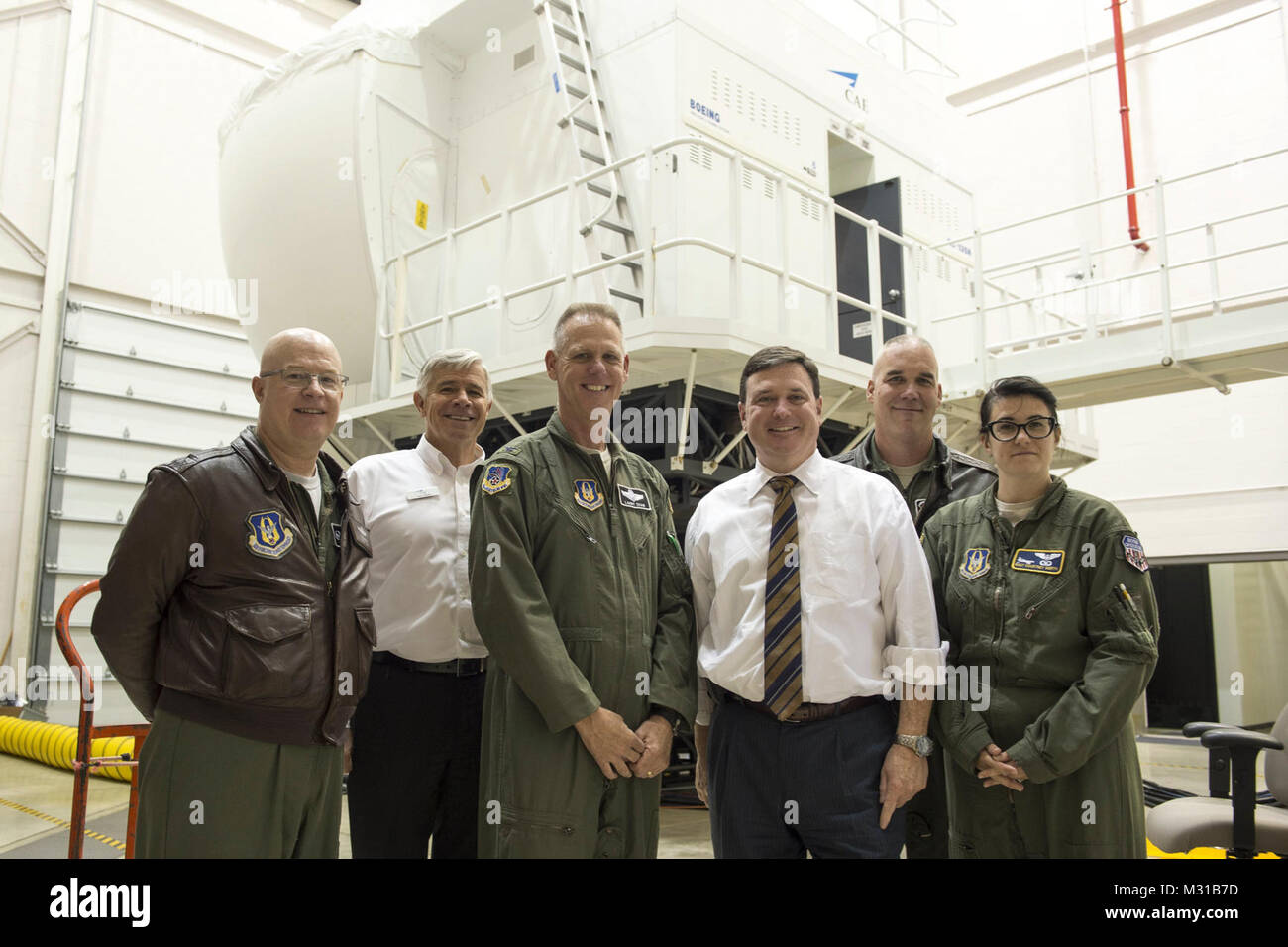 À partir de la gauche, le Lieutenant-colonel Todd Moody, commandant du Groupe des opérations 434e, Gary Beebe, Grissom's site centre pilote, le Colonel Larry Shaw, 434e escadre de ravitaillement en vol, U.S. Rep. Todd Rokita, le Lieutenant-colonel Brian Thompson, chef de l'ARW 434e et des normes d'évaluations, et le sergent-chef. Courtney Werth, 72e Escadron de ravitaillement en vol perchman, posent pour une Banque D'Images