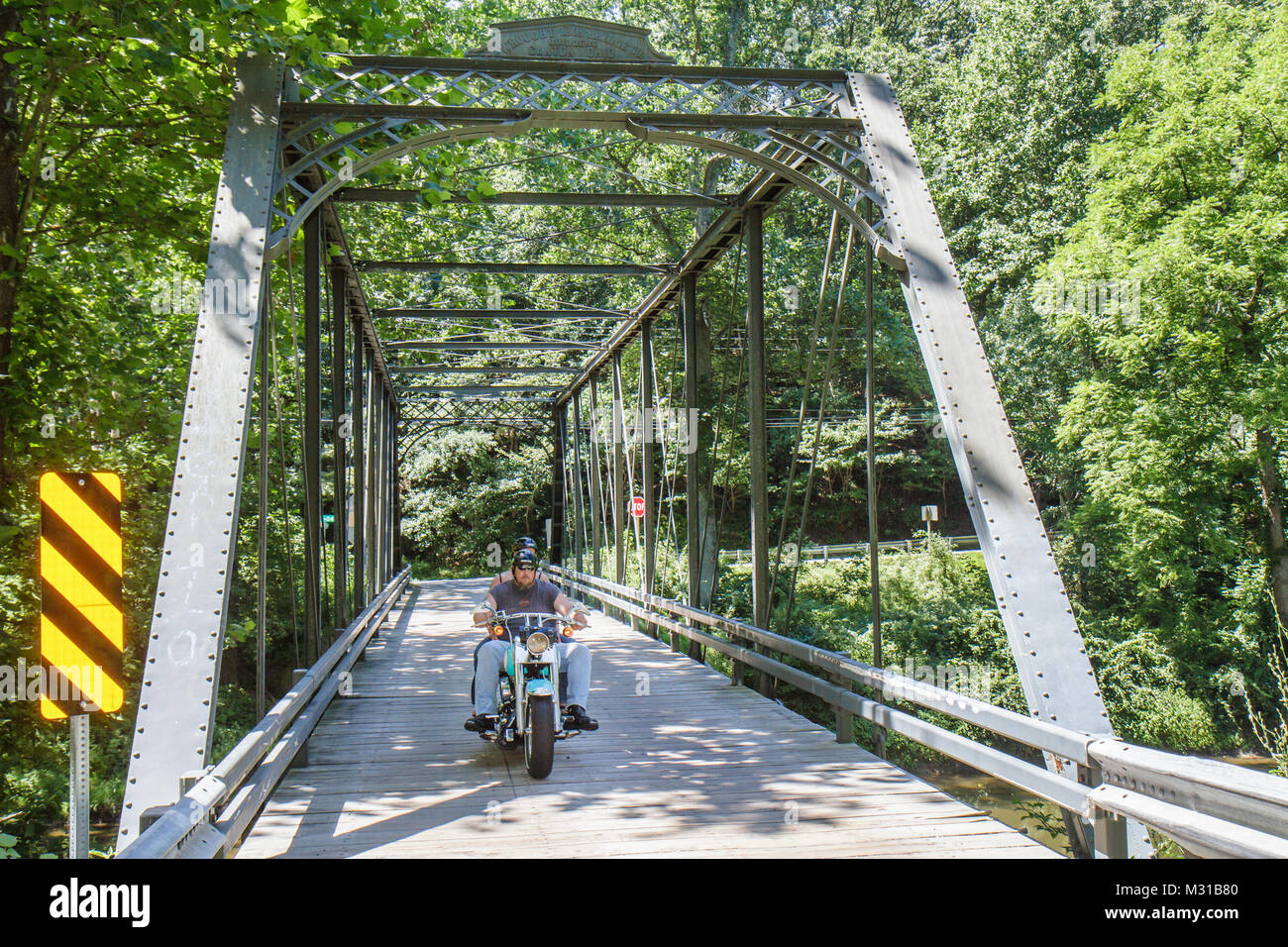 Maryland,MD,Eastern,Mid Atlantic,Harford County,Street,Cherry Hill Road au-dessus de Deer Creek eau,à travers le pont de treillis,forêt,motos de moto,vélo, Banque D'Images