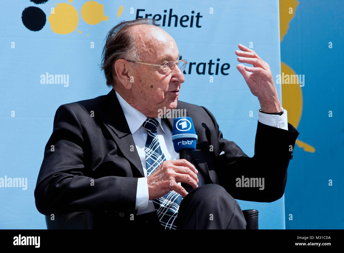 Hans-Dietrich Genscher bei der 60 Jahre Bundesrepublik Deutschland Feier vor dem Berliner Brandenburger Tor Banque D'Images