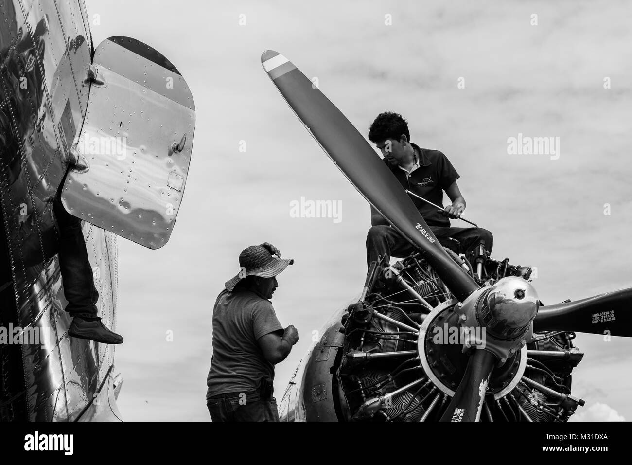 Mécanique colombien Effectuez une vérification de maintenance de routine d'un Douglas DC-3 à l'extérieur du hangar à l'aéroport de Villavicencio, Colombie. Banque D'Images