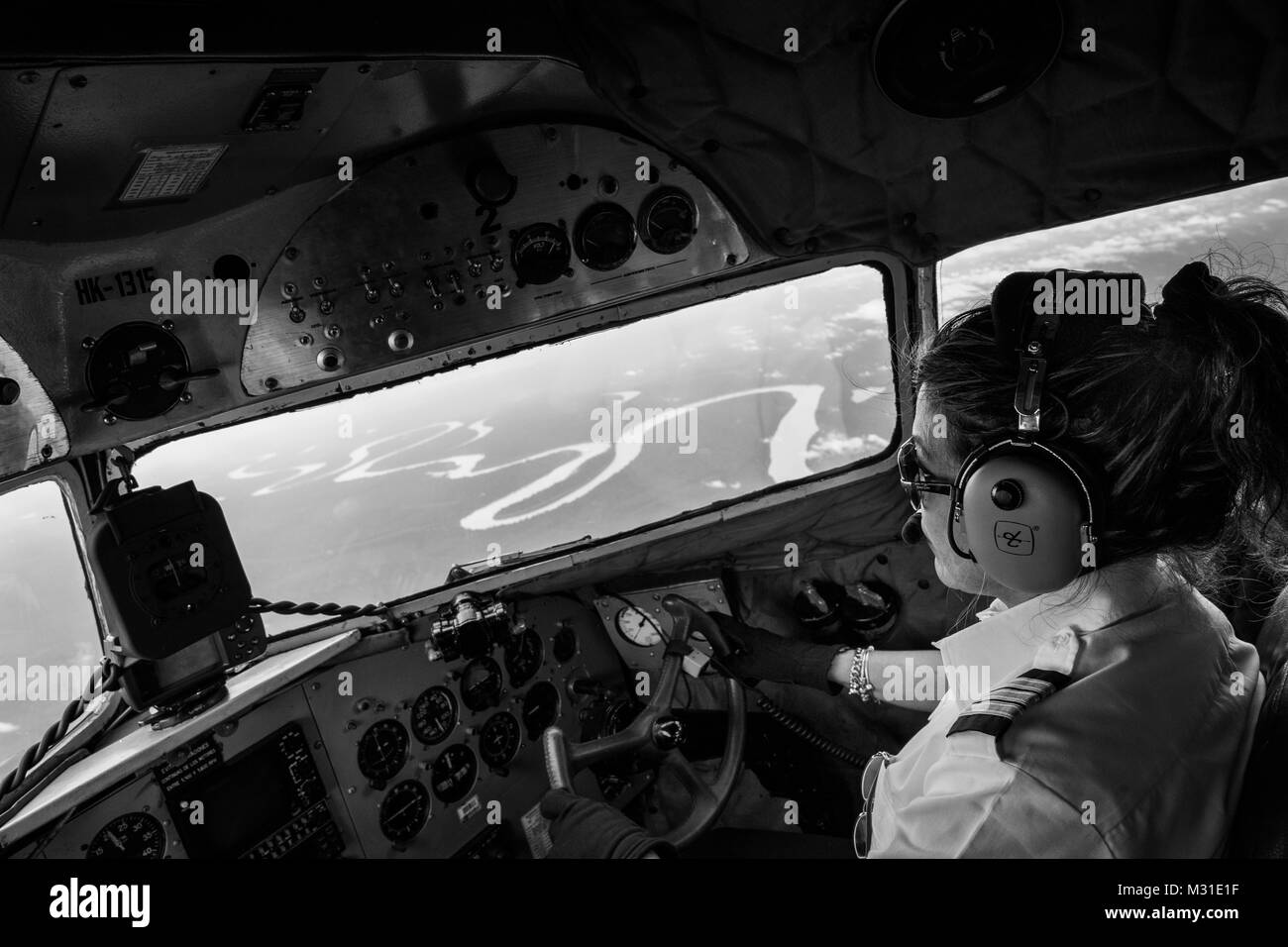 Un pilote d'avion vole un Douglas DC-3 au-dessus d'un canal de la rivière de la forêt tropicale dans le département de Guainía, à distance de la Colombie. Banque D'Images