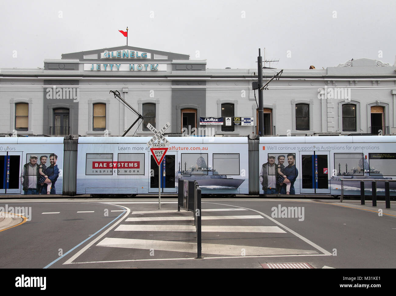Tramway Glenelg en face de l'Hôtel de la jetée Banque D'Images