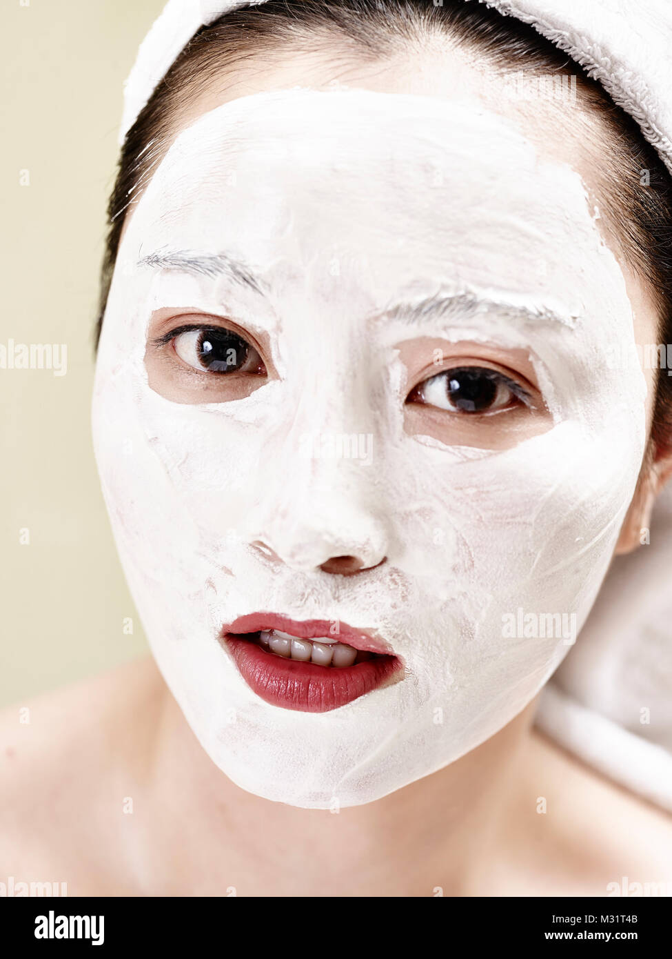 Portrait de jeune et belle femme asiatique avec masque facial Banque D'Images