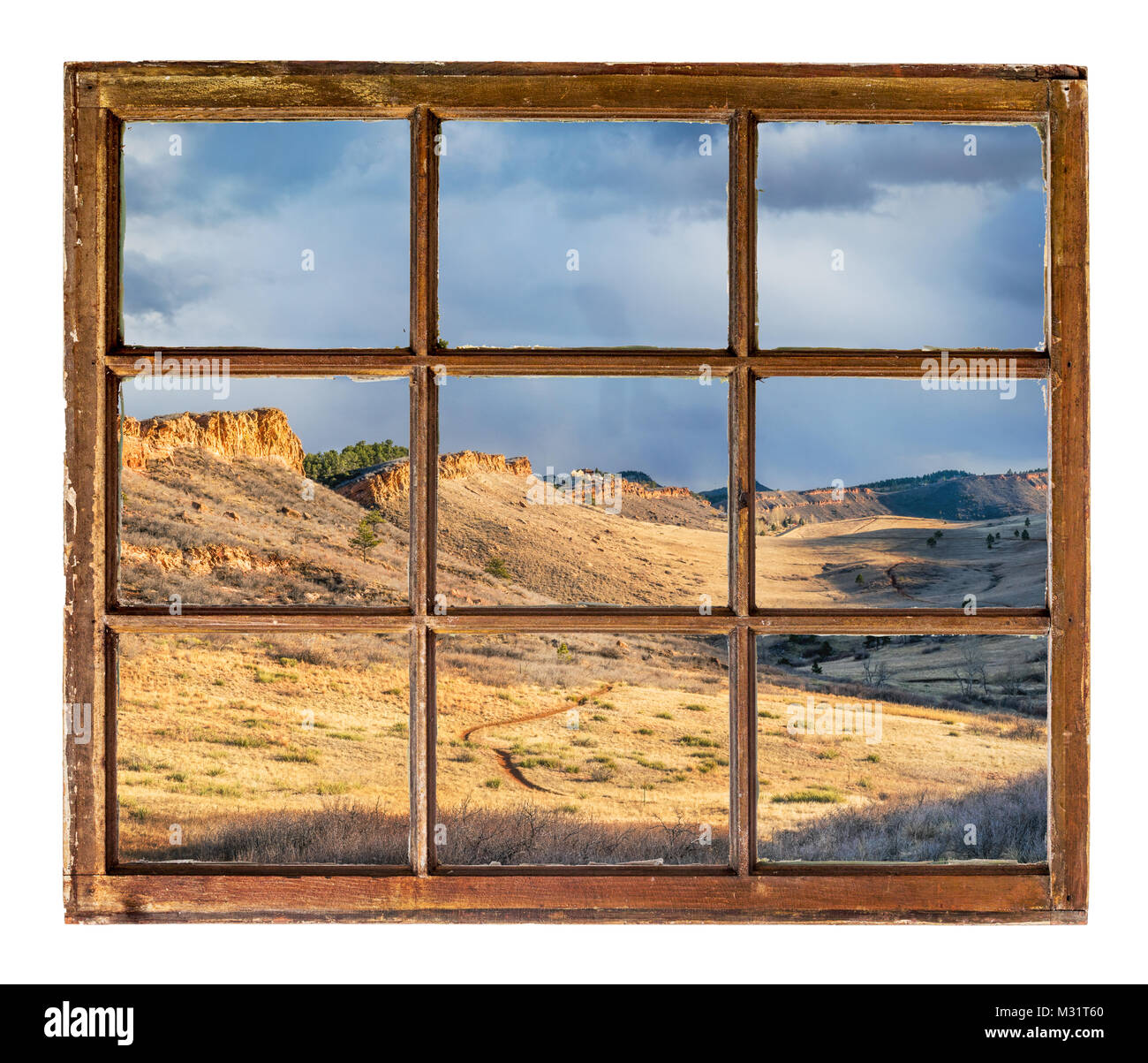 Les contreforts des montagnes Rocheuses dans le nord du Colorado comme vu par vintage, grunge, fenêtre à guillotine avec vitre sale Banque D'Images