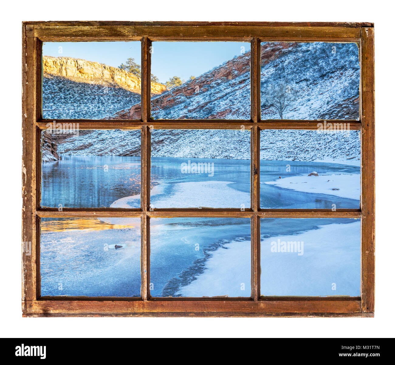 Lac de montagne en hiver comme vu par vintage, grunge, fenêtre à guillotine avec vitre sale Banque D'Images