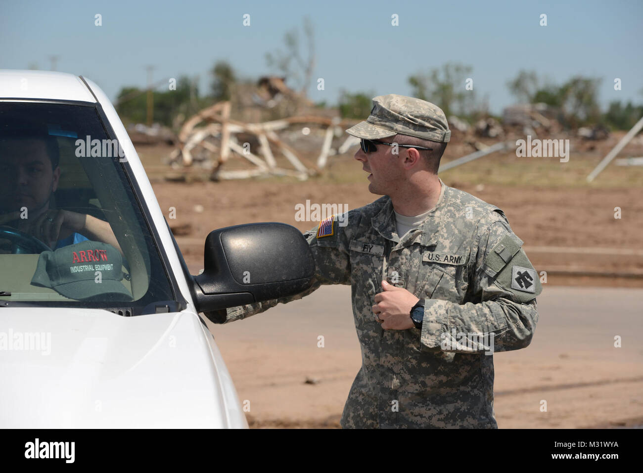 Virginia Army National Guardsman, Sgt Derek Fry/Scout avec Sniper Platoon, siège de l'entreprise, premier ot 179th, 45th Infantry Brigade Combat Team, Stillwater, Oklahoma mans une entrée point de contrôle pour un Moore, Oklahoma de voisinage qui a été dévasté le 20 mai 2013 par une tornade F5. Le Sgt Fry le contrôle de l'accès à la zone et géré le flux de trafic d'assurer la sécurité de la propriété privée et assurer rescure et nettoyer l'accès sans entrave du personnel. (U.S. Air National Guard photo par le Sgt. Mark Moore/libérés) Sgt. Derek Fry 003 par la Garde nationale de l'Oklahoma Banque D'Images