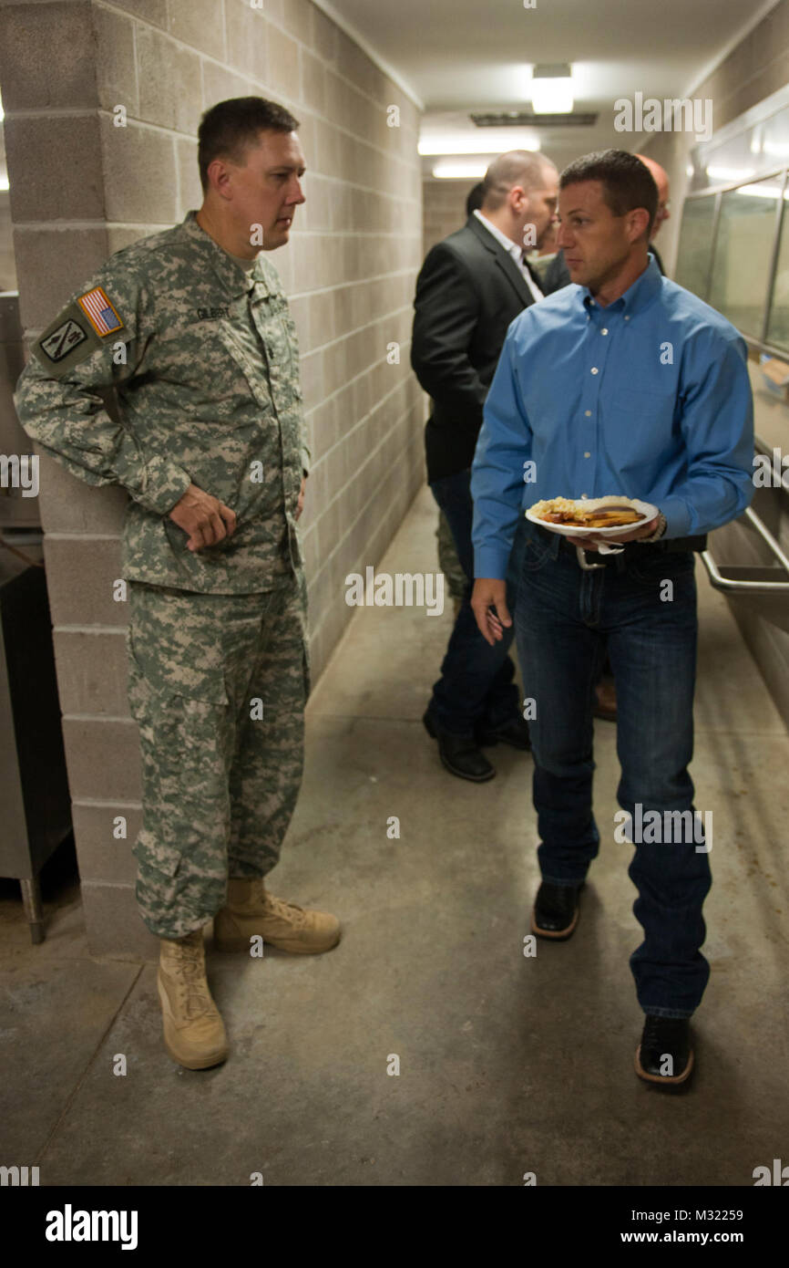 Rep Mullins Okla 001 visites Les soldats du lieutenant-colonel Jerald Gilbert (à gauche), commandant du 1er Bataillon, 158e, 45e d'artillerie de la brigade des incendies, Texas Army National Guard, parle avec l'Oregon au Congrès Markwayne Mullin dans un camp Gruber, Okla., chow hall. Mullin s'est rendu au Camp Gruber le 15 août, de prendre le petit déjeuner avec les membres de la 158e alors qu'ils s'apprêtent à déployer en Afghanistan plus tard cette année. Durant son déploiement, le 158e fournira aux États-Unis en tir indirect et les forces de la coalition à travers l'utilisation de leurs systèmes de fusées d'artillerie à grande mobilité (HIMARS).Photo : Le Major Geoff Legler, Okl Banque D'Images