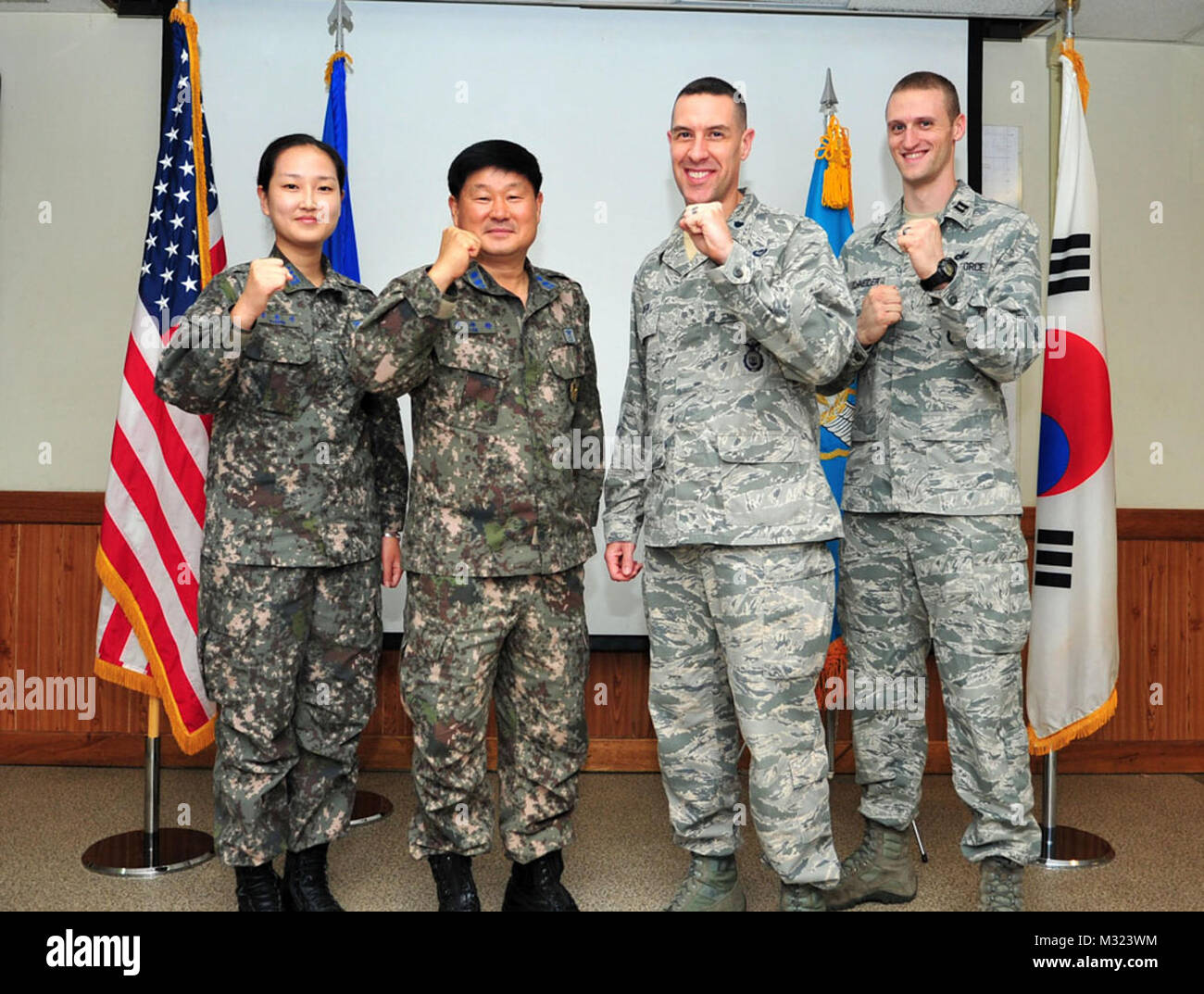 République de Corée air force le capitaine Yoo Jin Kyoung, officier des opérations de l'Escadre de la Police militaire, le Lieutenant-colonel ROKAF Gyu Hwan Lee, commandant de la CPM, le Lieutenant-colonel Jason Beck, 51e Escadron des Forces de sécurité, le commandant et le capitaine Joseph Schneider, officier des opérations de l'ESF 51e, célébrer la signature de l'Accord de l'Armée de l'air et ROKAF pour la sécurité de base et de l'application de la Loi sur base aérienne Osan, ROK, 25 septembre 2013. L'équipement de protection et de protéger et de servir le personnel de la base et leur famille est la priorité des priorités pour les deux escadrons. (U.S. Air Force photo/Navigant de première classe Ashley J. Thum) 51e ESF, signe ROKAF securit Banque D'Images