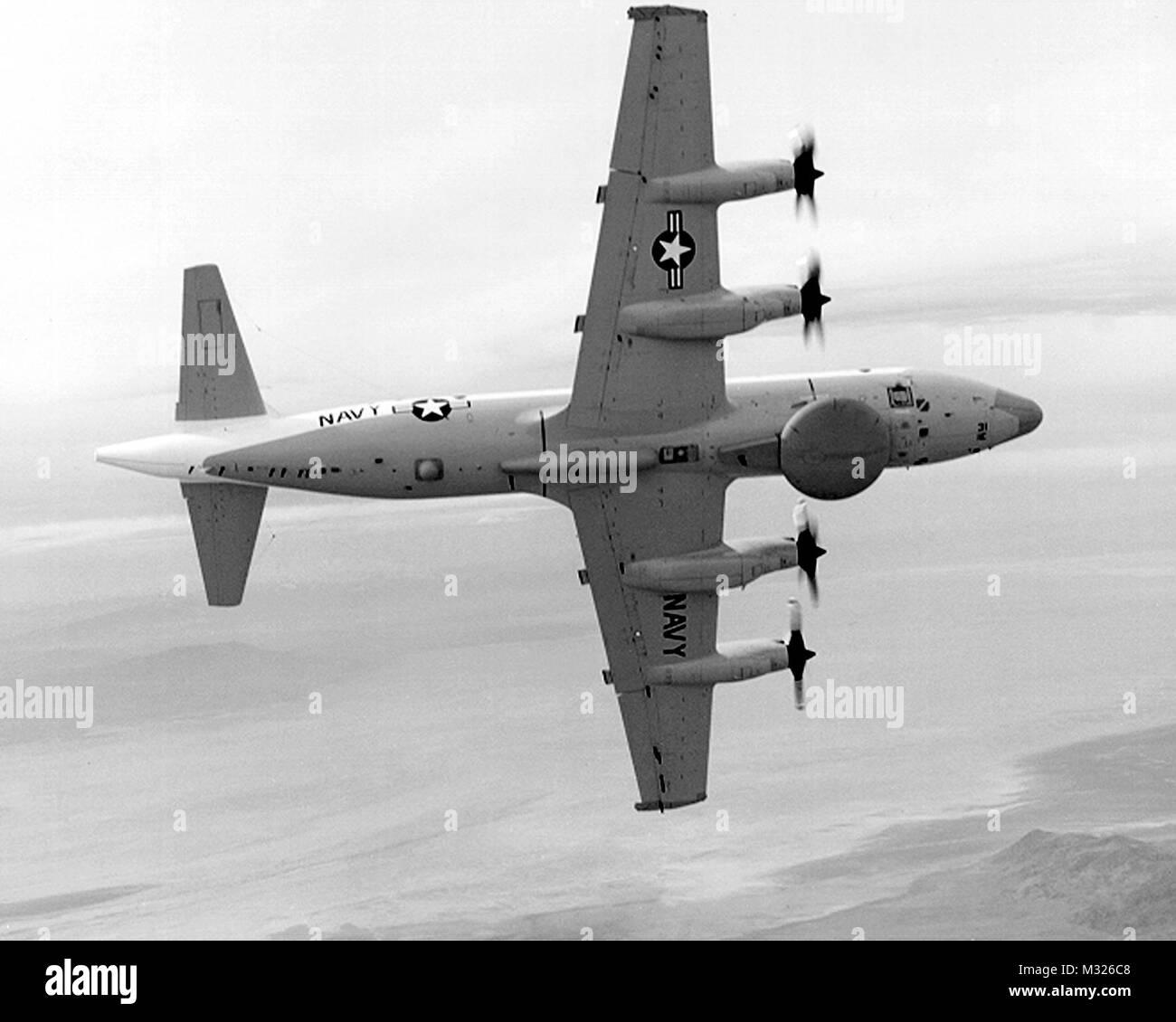 U.S. Navy Photo d'un EP-3E Aries II, affecté à un escadron de reconnaissance aérienne de la flotte (DV1). 1 avril 2001 - Un EP-3 de l'US Navy affecté à 50-2106-1, actuellement hors de Kadena Air Force Base, Okinawa, Japon, a été impliqué dans une collision en vol avec des avions de chasse de la République populaire de Chine. L'avion de reconnaissance a été sur une mission de surveillance de routine au-dessus des eaux internationales. Dommages à l'aéronef ont été suffisamment importants pour nécessiter un atterrissage d'urgence à un aérodrome militaire sur l'île de Hainan, Chine. Aucun des 24 membres d'équipage à bord de l'appareil ont été rapportés après accidents du travail Banque D'Images