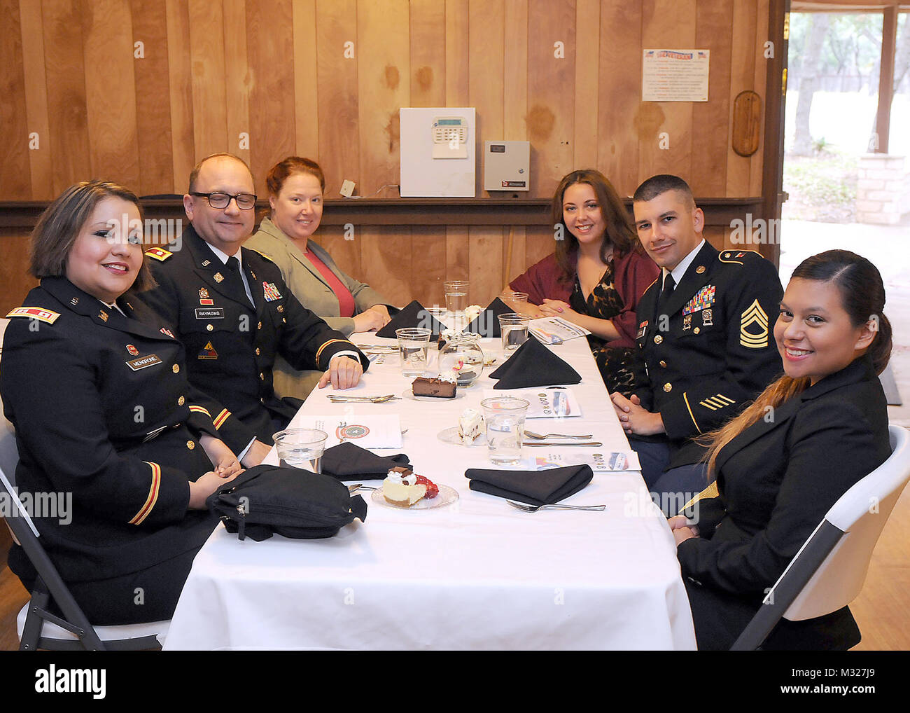 Les forces militaires du Texas de gardes des affaires publiques de la 176e Brigade d'ingénieur de la 36e Division d'infanterie et la 136e Brigade d'amélioration de Manœuvre recueillir durant une cérémonie de remise des prix organisée à Austin, Texas, le 7 décembre 2014. Les forces militaires du Texas a tenu une cérémonie en l'honneur de tous les membres du service des affaires publiques et de présenter les prix aux gagnants de la Texas 2014 Affaires publiques des Forces militaires de la concurrence des médias à Austin, Texas, le 7 décembre 2014. 141207-Z-BQ644-011 par Texas Département militaire Banque D'Images