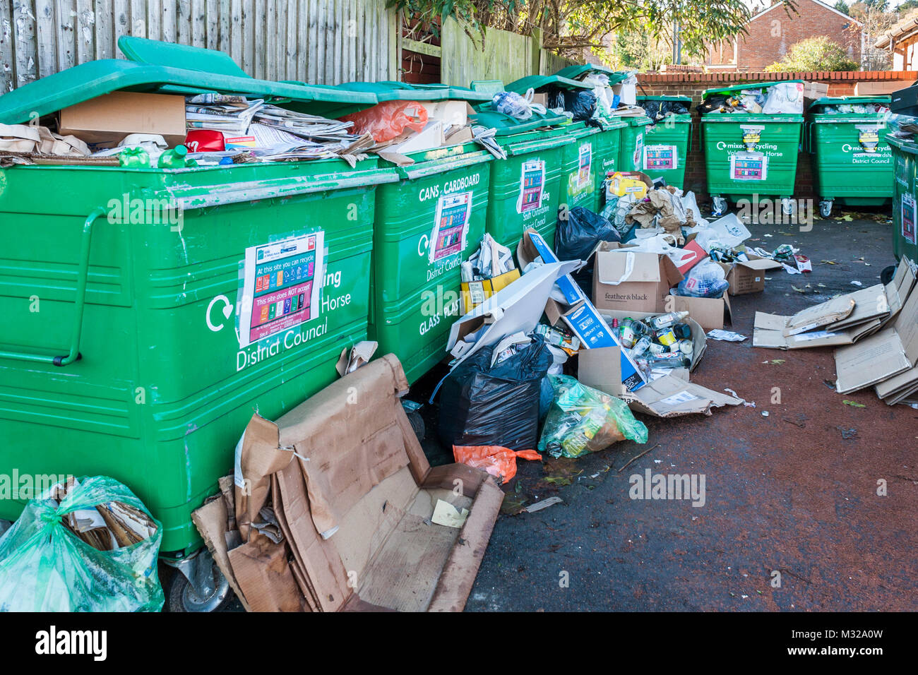 Bacs de recyclage débordant pour utilisation commerciale Banque D'Images