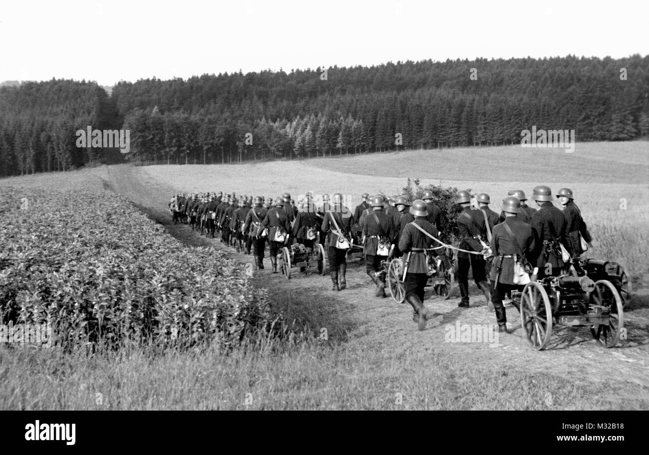 Une unité d'infanterie allemande marche avec leurs armes, ca. 1938. Banque D'Images