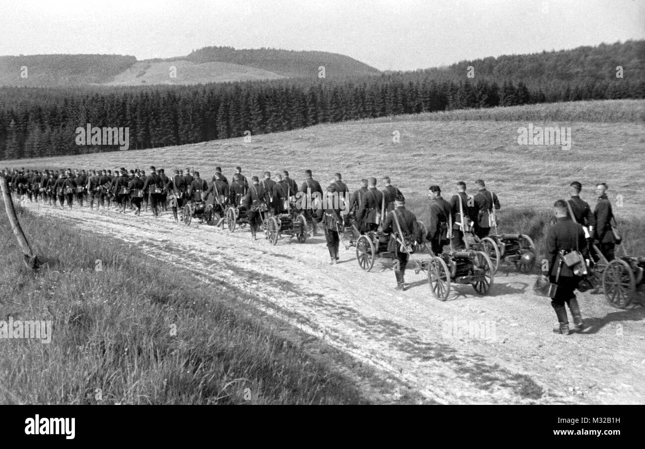 Une unité de l'armée allemande sur la route avec les mitrailleuses, ca. 1938. Banque D'Images