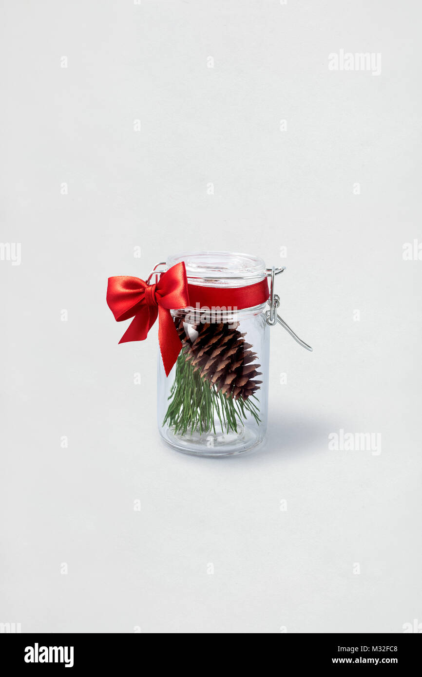 Concept créatif photo de décorations de Noël dans la bouteille sur fond blanc. Banque D'Images