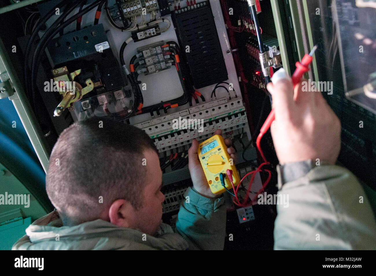 Le Cpl. Josué, riche d'une blanchisserie avec le 1008th spécialiste Entreprise Quartier-maître (buanderie et salle de bain), de résoudre les problèmes d'une blanchisserie et d'un sèche-linge Système au cours de l'exercice de formation de soutien au combat 78-16-01 at Joint Base McGuire-Dix-Lakehurst, New Jersey, 03 mars 2016. (U.S. Photo de l'armée par le sergent. Dalton Smith / Relâché) 160225-A-BG398-008 par 316E ESC Banque D'Images