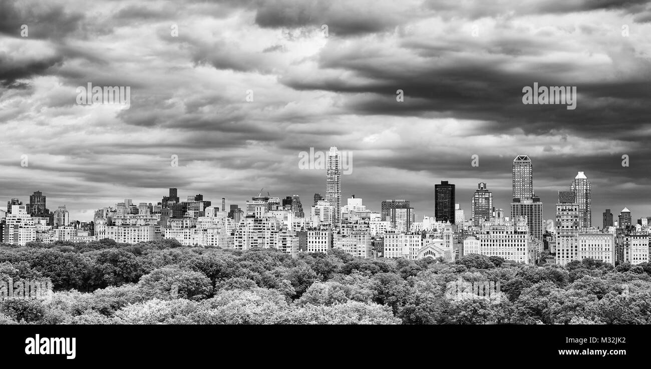 Noir et blanc photo panoramique de ciel d'orage sur le Central Park et Manhattan skyline, New York City, USA. Banque D'Images