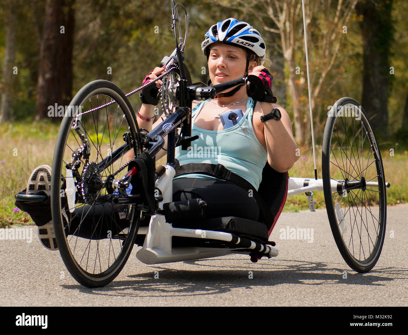 Heather Carter, un guerrier Care présence, utilise un vélo pédalé pendant  une matinée vélo session au camp sportif adapté à la base aérienne d'Eglin,  en Floride, le 6 avril. La base héberge