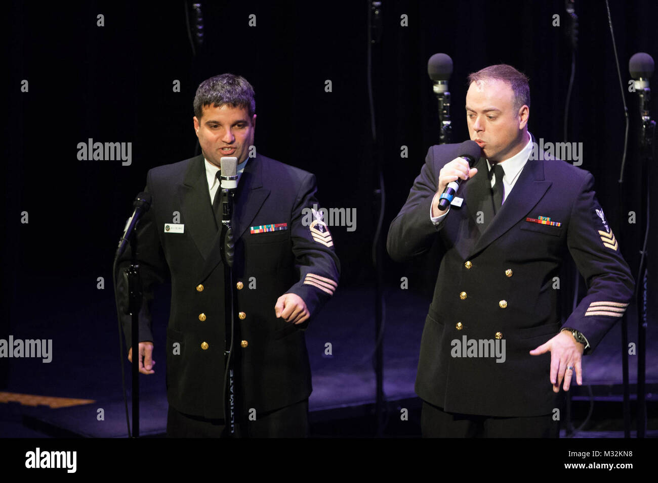 RUTLAND, VT (12 avril 2016) Chef Michael Belinkie et musicien 1re classe Michael Webb beatbox lors d'une performance de "plutôt être.' La Mer chalumeaux sont sur un 22-day tour du nord-est des États-Unis. (U.S. Photo par Marine musicien 1ère classe Sarah Blecker/libérés) 160412-N-WV624-171 par United States Navy Band Banque D'Images