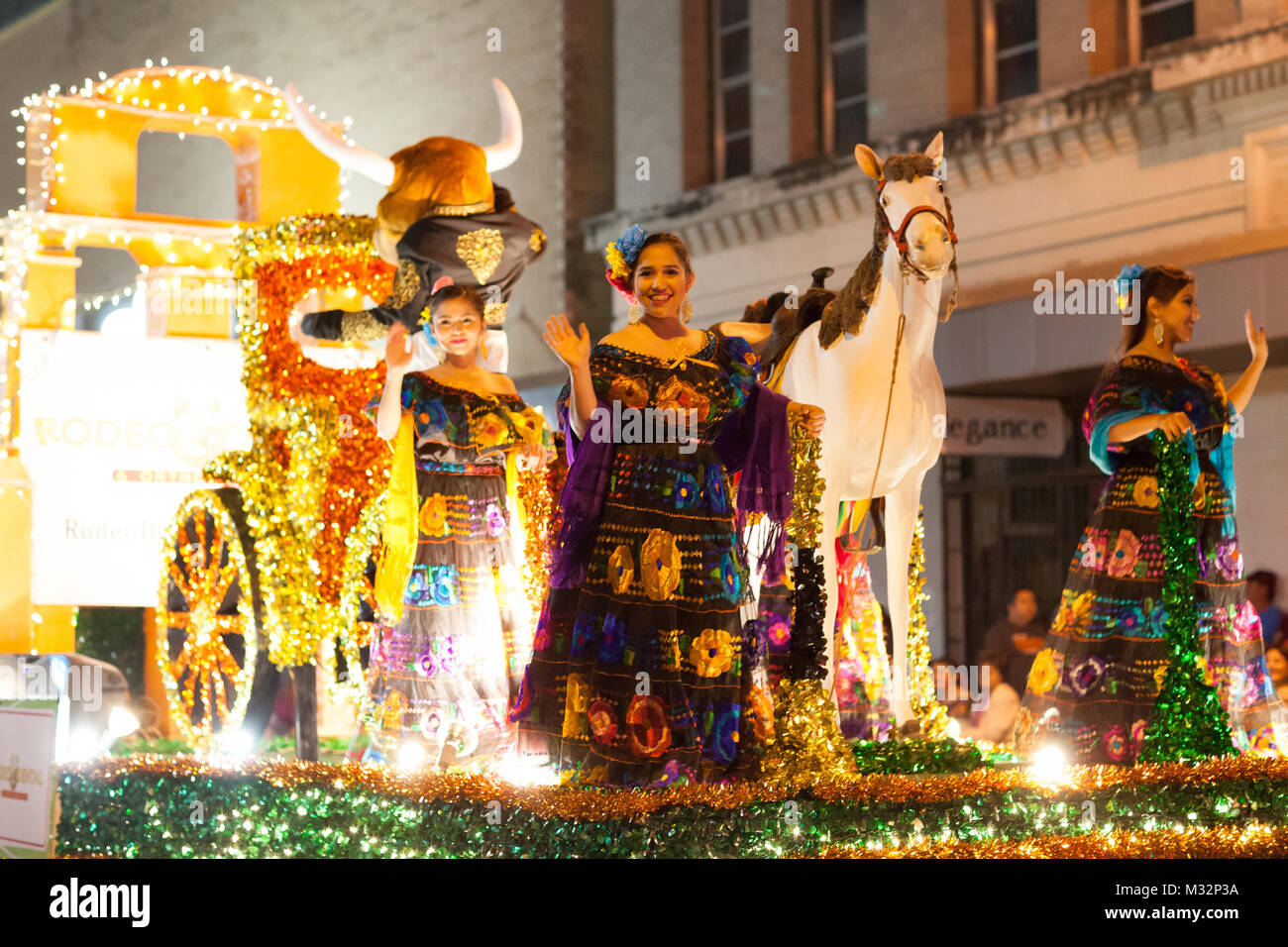 Brownsville, Texas, USA - Le 24 février 2017, illuminé Night Parade fait partie de l'Charro Jours Fiesta - Fiestas Mexicanas, un festival national être Banque D'Images