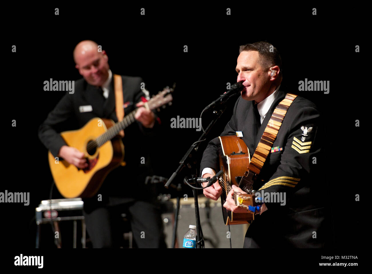 OXFORD, Mississippi (sept. 14, 2014) 1ère classe musicien Kenny Ray Horton, de Rocky Comfort, Mo., effectue avec la Marine américaine à l'actuel pays bande Gertrude C. Ford Center for the Performing Arts à l'Université du Mississippi à Oxford, Mississippi, actuel pays basé à Washington, est sur un 15-day tour de six membres. (U.S. Photo par marine Chef Adam Grimm/libérés) 140914-N-LC494-299 par United States Navy Band Banque D'Images