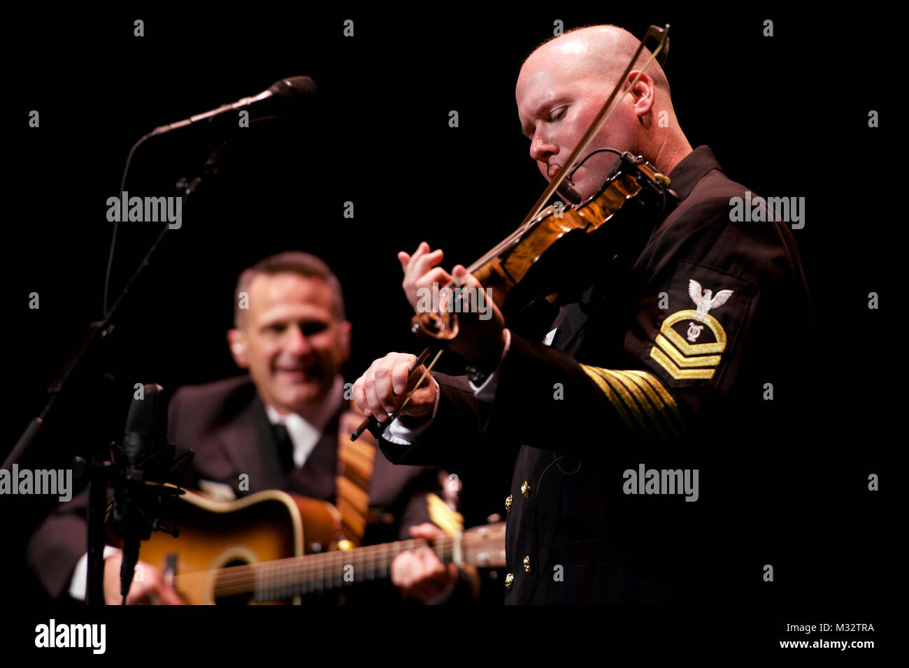 HELENA, Ark. (sept. 17, 2014) chef des chantres Pat White, de Williamsport, Md., joue avec la U.S. Navy Band pays courant à Lily Peter Phillips à l'Auditorium du Collège communautaire à Helena, arche. Pays, basée à Washington, est sur un 15-day tour de six membres. (U.S. Photo par marine Chef Adam Grimm/libérés) 140917-N-LC494-039 par United States Navy Band Banque D'Images