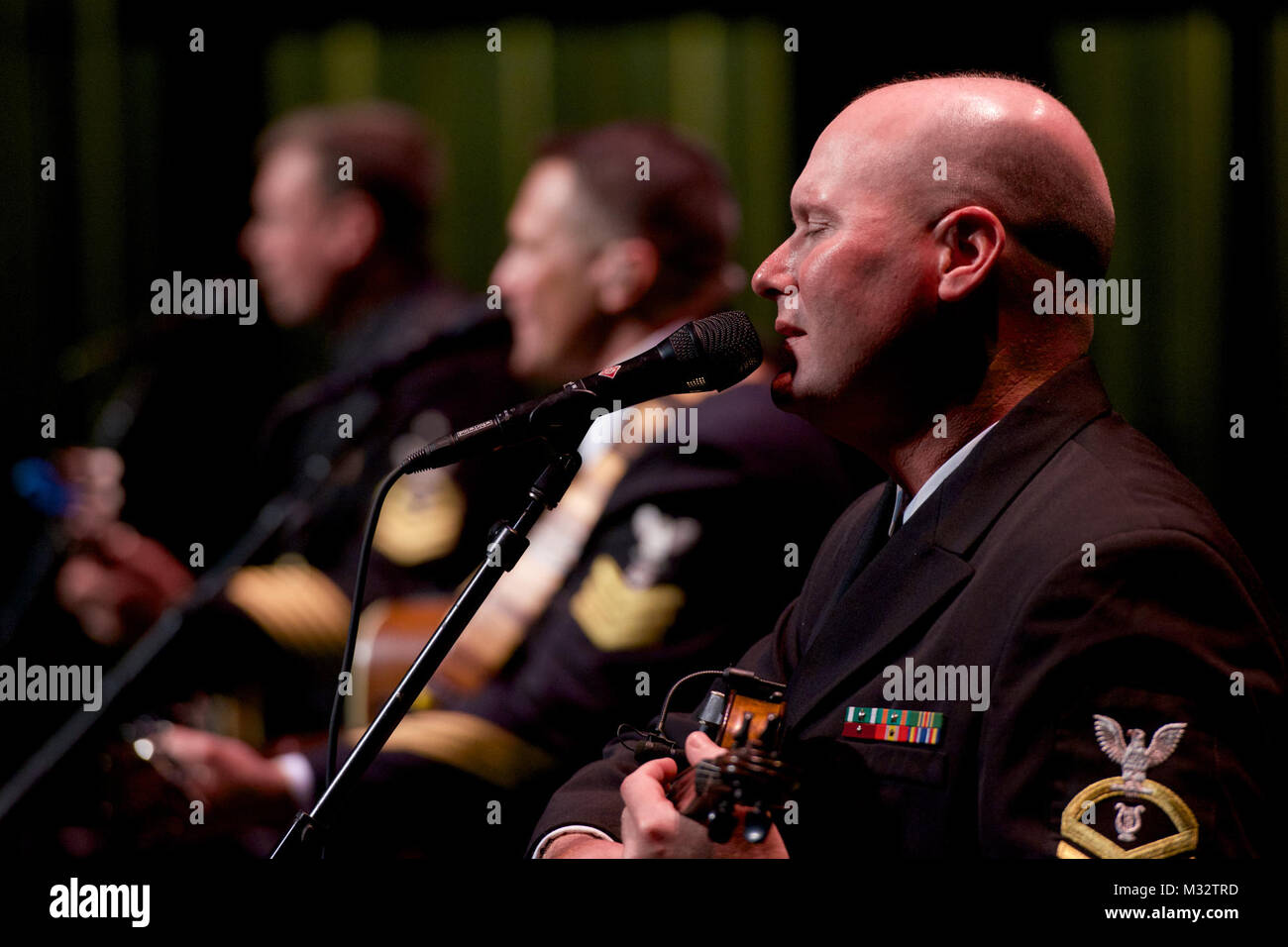 HELENA, Ark. (sept. 17, 2014) chef des chantres Pat White, de Williamsport, Md., joue avec la U.S. Navy Band pays courant à Lily Peter Phillips à l'Auditorium du Collège communautaire à Helena, arche. Pays, basée à Washington, est sur un 15-day tour de six membres. (U.S. Photo par marine Chef Adam Grimm/libérés) 140917-N-LC494-251 par United States Navy Band Banque D'Images