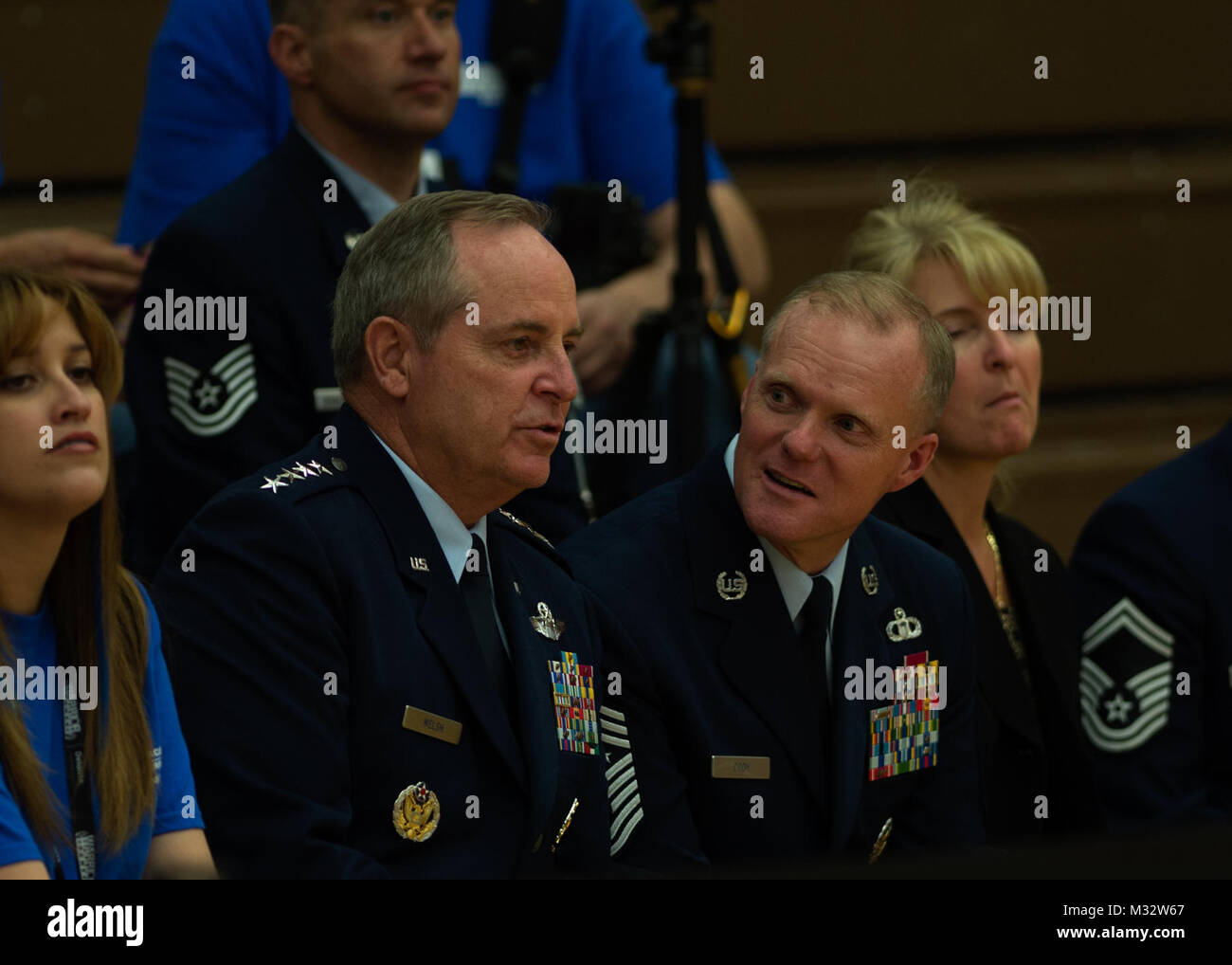 Le sergent-chef de l'Armée de l'air James A. Cody (droite) et le chef d'état-major de l'US Air Force Le Général Mark A. Welsh III (à gauche) ont une conversation au cours de la séance du jeu de volley-ball 2014 Jeux de guerrier, du Centre d'Entraînement Olympique des États-Unis, Colorado Springs, Colorado, le 28 septembre 2014. Fondée en 2010, les jeux sont conçus pour introduire des blessés, des malades et des blessés militaires et anciens combattants à adaptive sports et les encourager à rester physiquement actif. (U.S. Photo de l'Armée de l'air par la Haute Airman Justyn M. Freeman/ libéré) 140928-F-RN544-558.jpg par Air Force blessés Banque D'Images