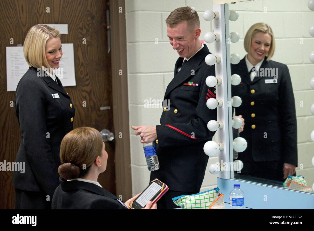 140313-N-BZ083-057 ALTUS, Okla. (13 mars 2014) Musiciens 1ère classe Beth Revell, Casey Elliott et Adam Whitman prenez une pause dans le vestiaire lors d'un concert à l'ouest de l'Oklahoma State College. Le point de la mer, basée à Washington et dirigée par chef Adam Tyler, sont en ce moment sur un 18-day tour de six membres. L'une des principales responsabilités du groupe national tours, accroître la sensibilisation de la Marine dans des endroits qui ne vois pas la Marine canadienne à travailler sur une base régulière. (U.S. Photo par Marine musicien 1ère classe William Edwards/libérés) 140313-N-BZ083-057 par United States Navy Band Banque D'Images