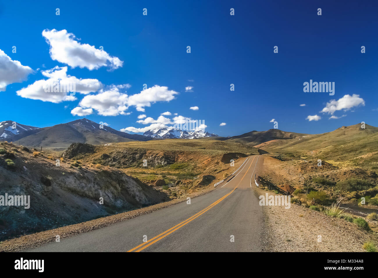 Célèbre Ruta 40 également appelé le Quarenta Ruta en passant par des montagnes aux formes bizarres et impressionnants en Argentine, Amérique du Sud Banque D'Images