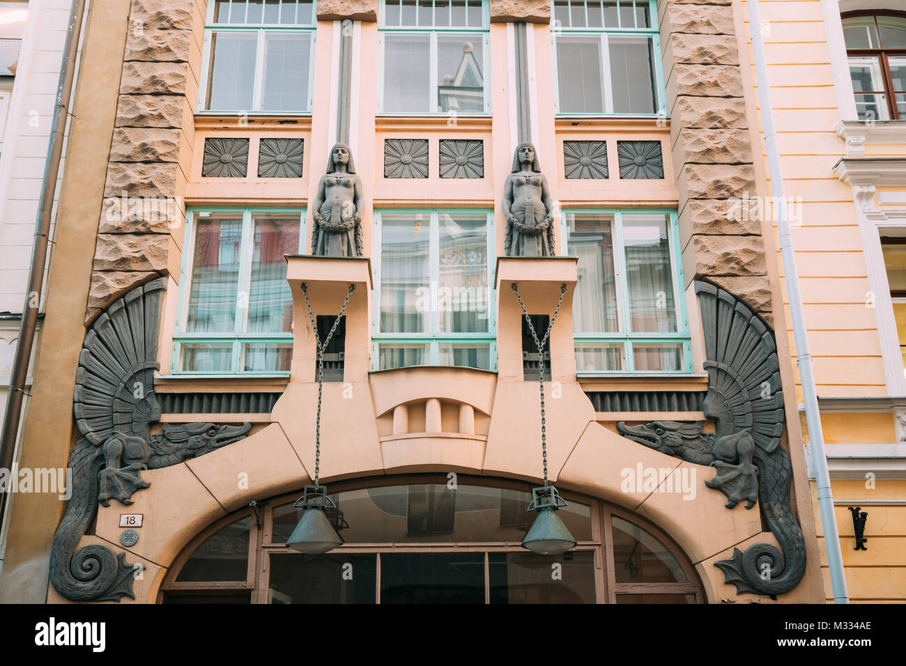 Tallinn, Estonie. Composition sculpturale sur Entrée à Draakoni Galerie qui présente des Œuvres de l'estonien et artistes étrangers. Banque D'Images