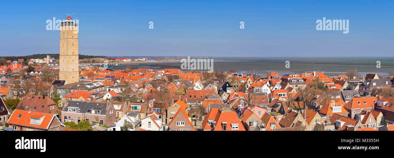 Village de West-Terschelling avec du phare de Brandaris phare sur l'île de Terschelling aux Pays-Bas sur une journée ensoleillée. Banque D'Images