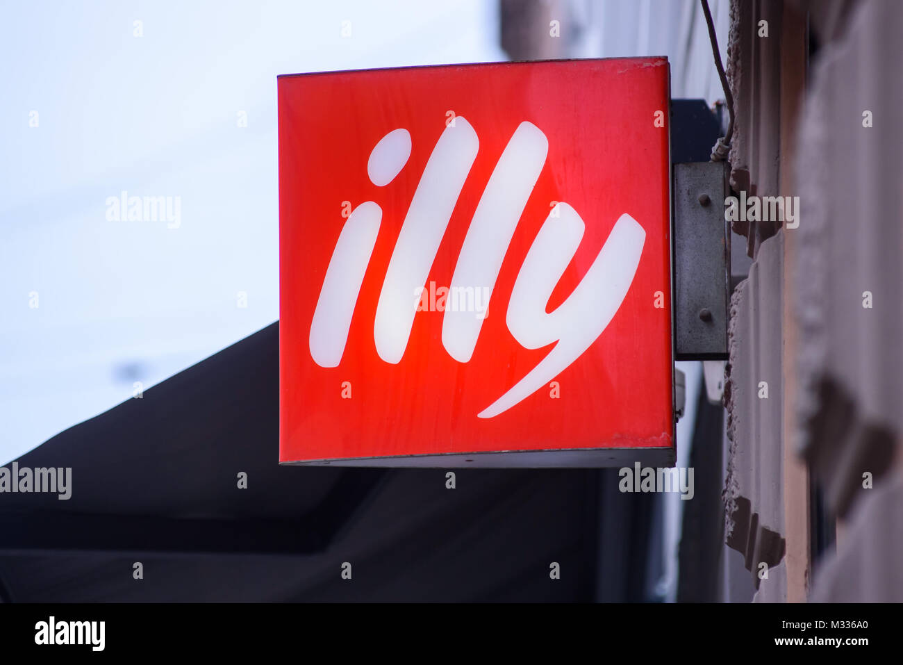 07.02.2018. RIGA, Lettonie. Logo de l'entreprise café Illy sur la construction de la ville de Riga. Banque D'Images