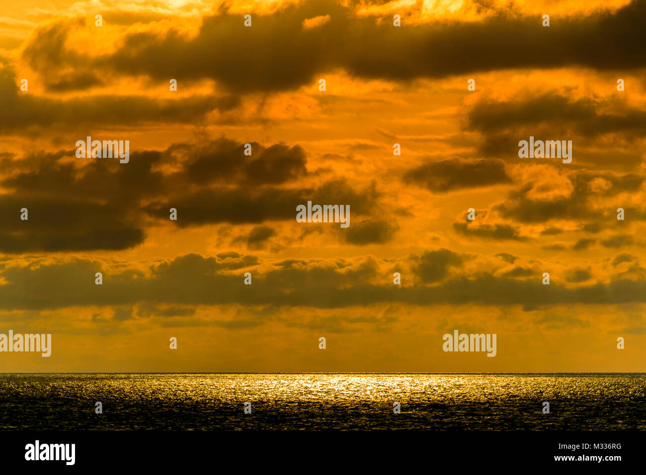 Paysage abstrait stylisé seascape sunset longue exposition avec des nuages sous différentes nuances de bleu, orange, jaune et rouge Banque D'Images