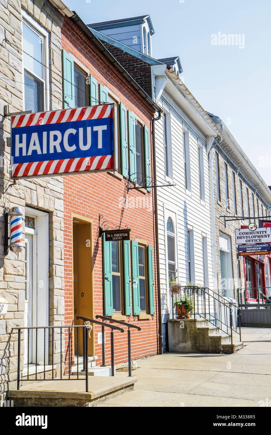 Pennsylvania,PA,Northeastern,Berks County,Kutztown,main Street,German Heritage,Small Town,building,ROW House,barbershop,coupe de cheveux,panneau,barber pole,facade Banque D'Images
