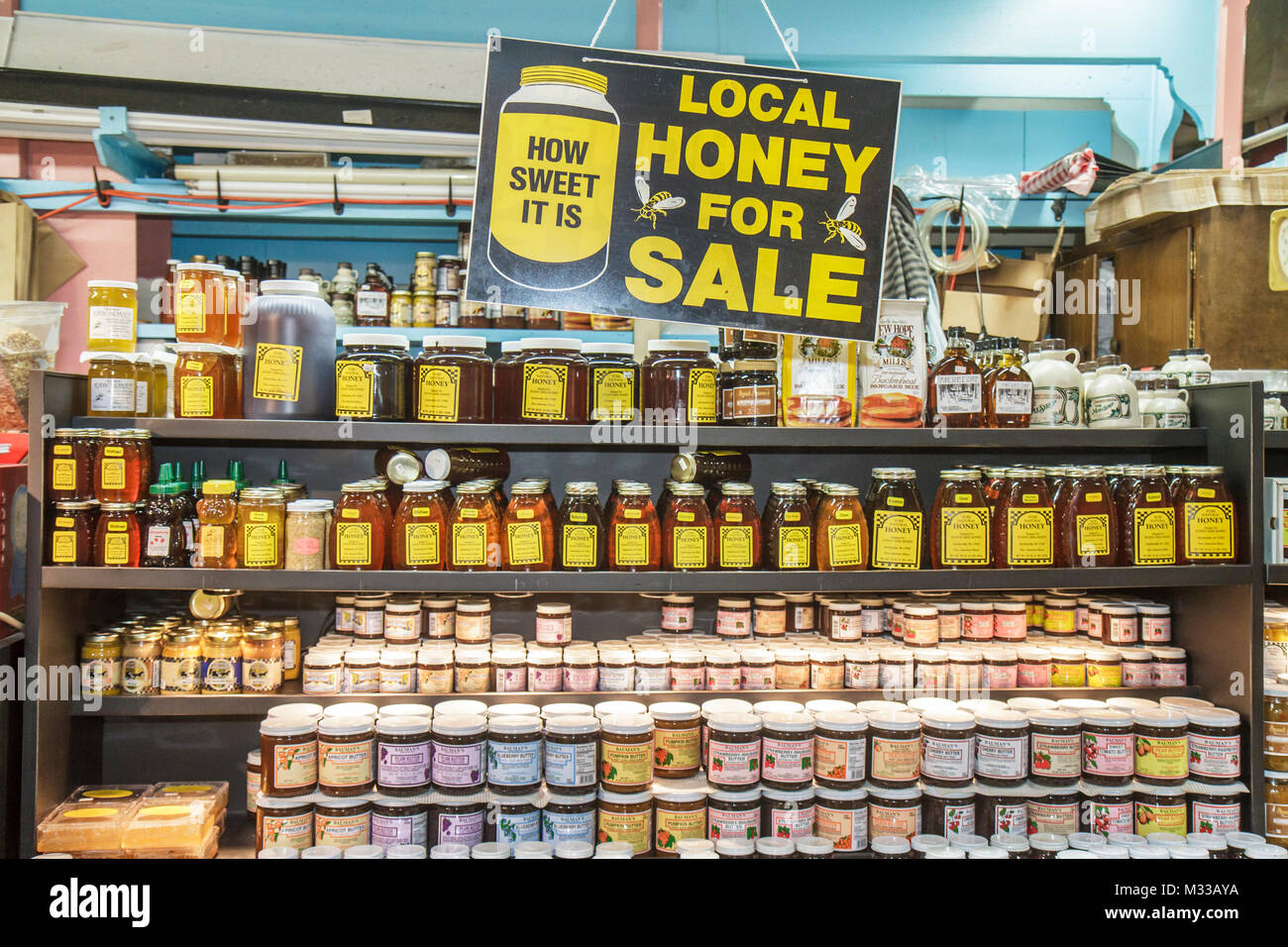 Philadelphie Pennsylvania, Reading terminal Market, centre-ville Farmers marché, local food, Artisanal, miel, vendeurs, stall stands stand marché d'achat s Banque D'Images