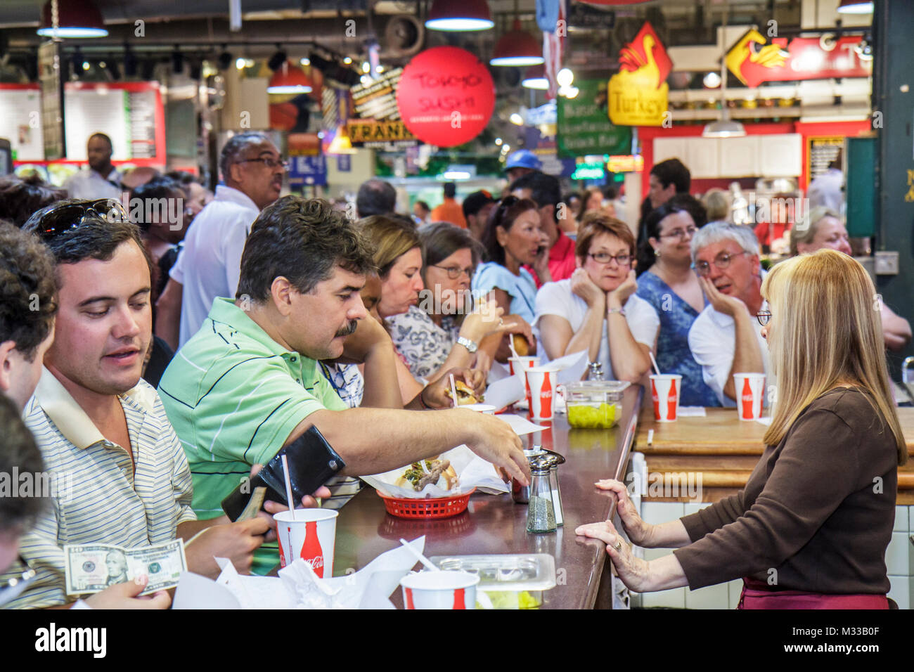 Philadelphie Pennsylvania, Reading terminal Market, Centre City, marché agricole historique, Farmer's, Farmers', cuisine locale, marchand, comptoir repas, adultes Banque D'Images