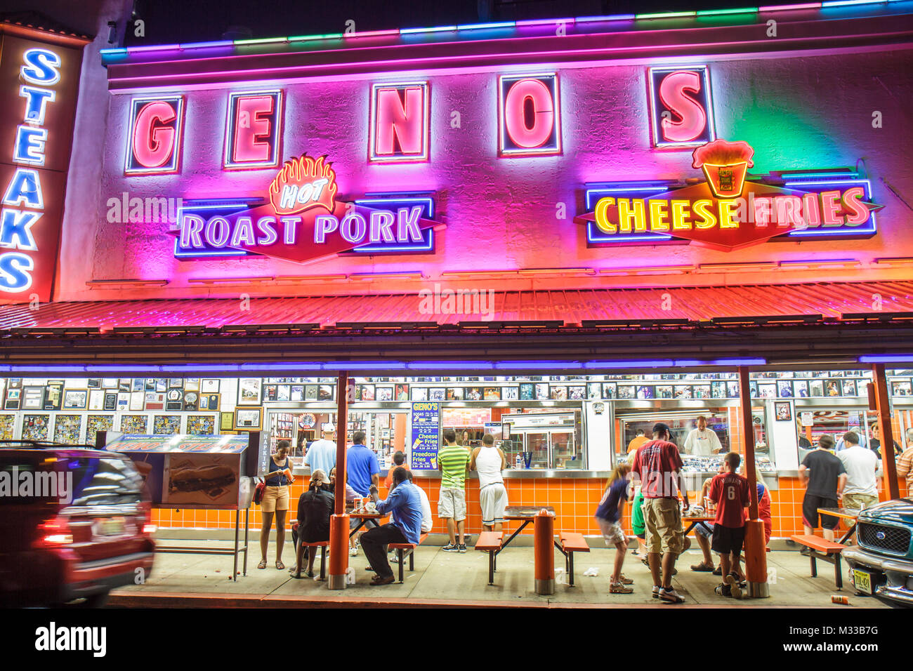 Philadelphie Pennsylvania, South Philly, South 9th Street cuisine du restaurant Geno's, clients familles rôti fromage de porc frites néons signes nuit Banque D'Images
