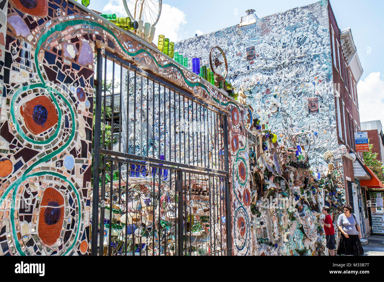 Philadelphie Pennsylvania,South Philly,South Street,Magic Gardens,Mosaiah,Isaiah Zagar,art,artiste,installation,clôture,design,objets trouvés,mur, Banque D'Images