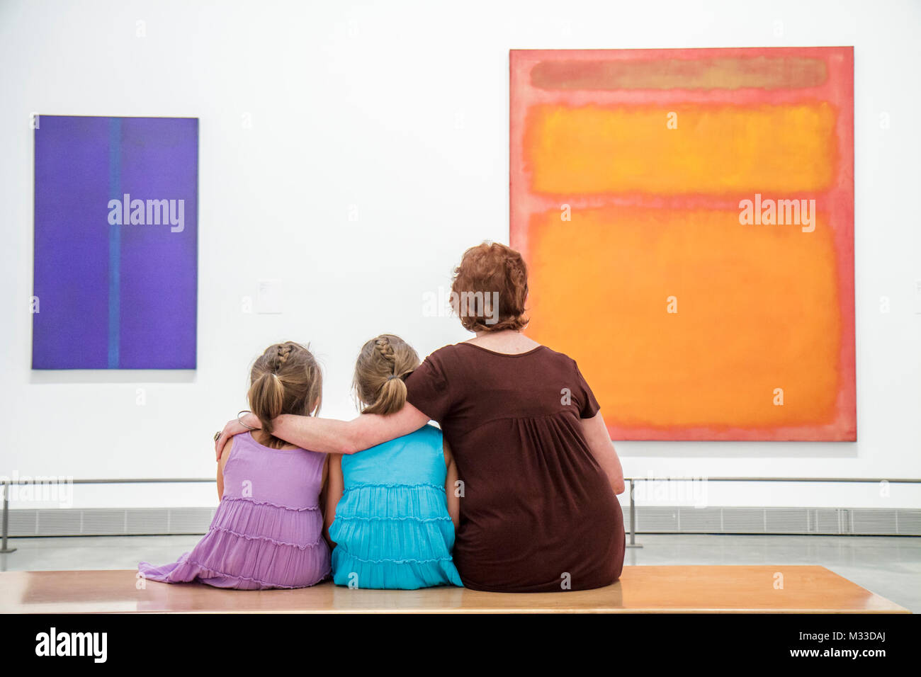 Pennsylvania Philadelphia Museum of Art, collection moderne peinture art Mark Rothko, enfants enfants filles parent assis regardant s'embrasser, Banque D'Images