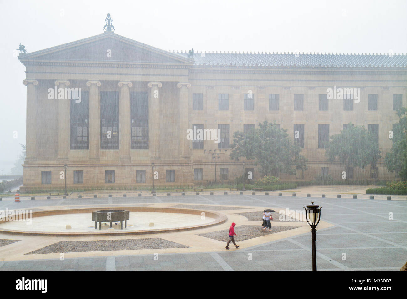 Philadelphie Pennsylvania, Philadelphia Museum of Art, institution, entrée principale plaza, pluie battante, cour, humide, femme femme femmes, homme hommes, walki Banque D'Images
