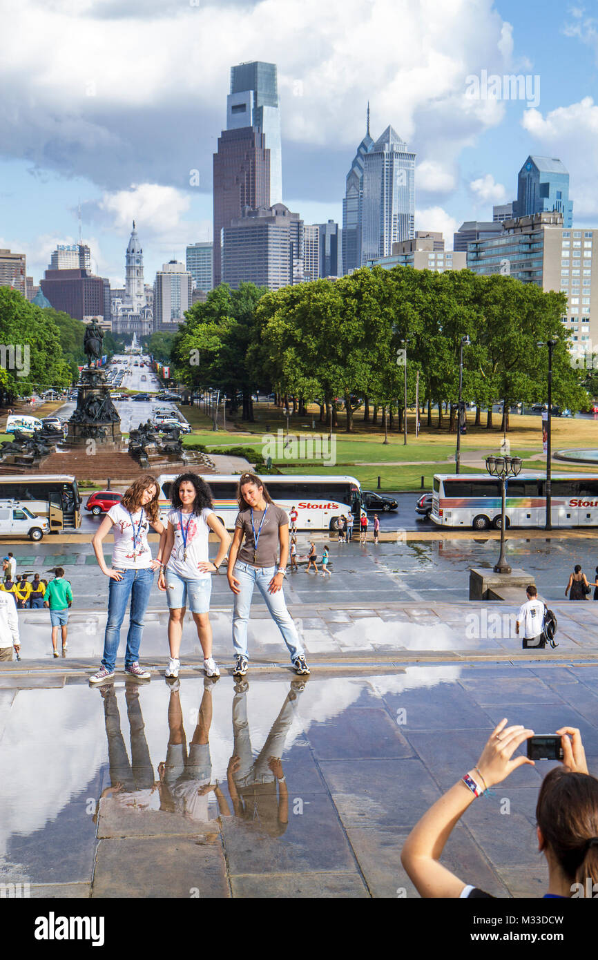 Philadelphie Pennsylvania, Musée d'art de Philadelphie, vue sur Benjamin Franklin Parkway, étudiants, bus touristique, autocar, horizon, pluie, flaque, réflexion, prendre le phot Banque D'Images