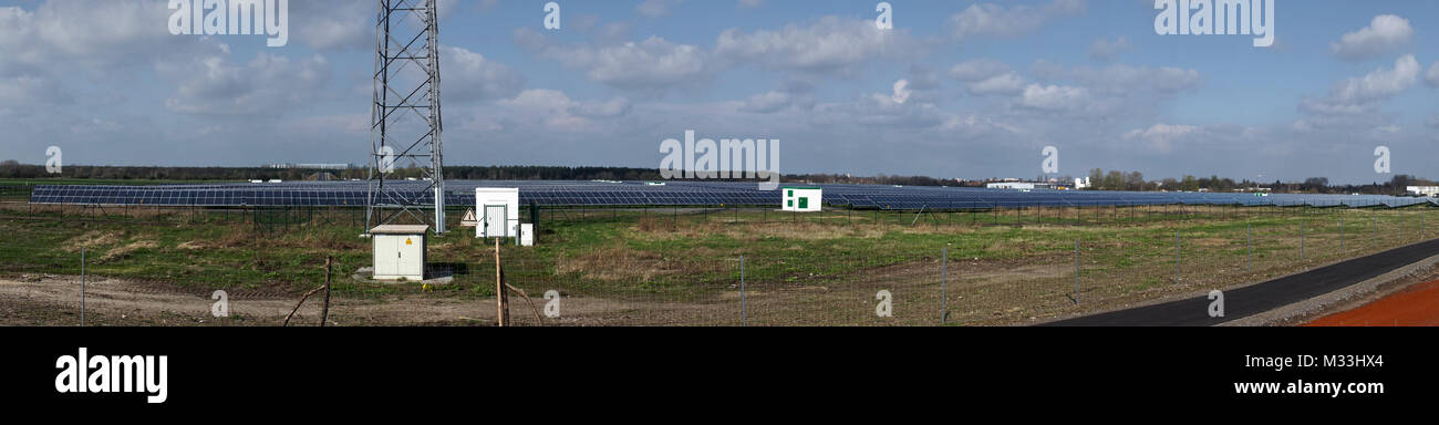 Große Solarstromanlage dans der Wustermark an der B5 ( Hamburger Chaussee ) gesichert durch einfachen Maschendrahtzaun Banque D'Images
