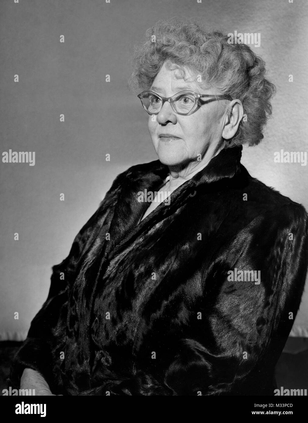 Portrait de femme mature en manteau de fourrure, ca. 1948. Banque D'Images