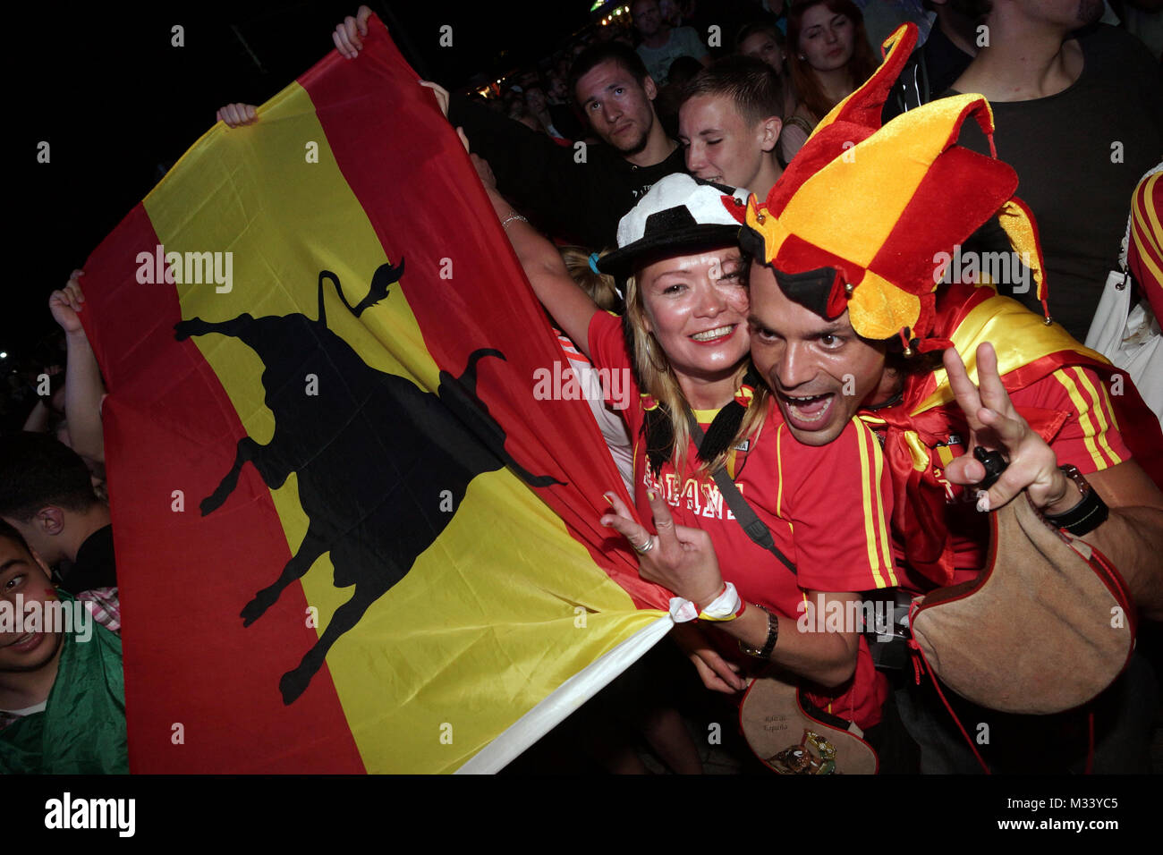 Laut jubelnde Fußballfans beim Sieg von Spanien gegen Italien an der Fanmeile zur Europameisterschaft 2012 am Brandenburger Tor à Berlin. Banque D'Images