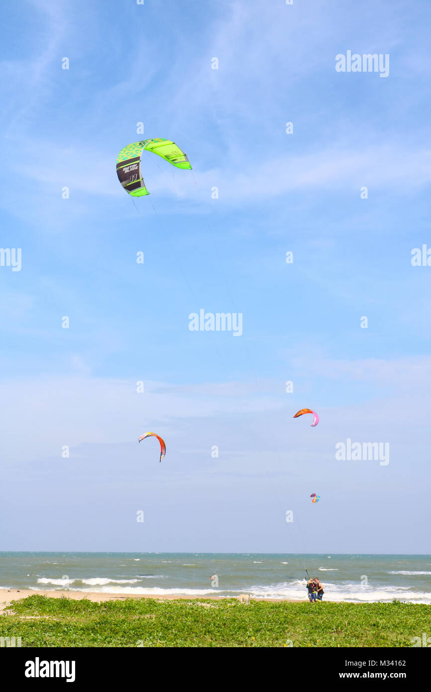 Tant de kite surfeurs de nombreux pays jouer kite surf au Thai beach Pranburi, Thaïlande 12 décembre 2017 Banque D'Images