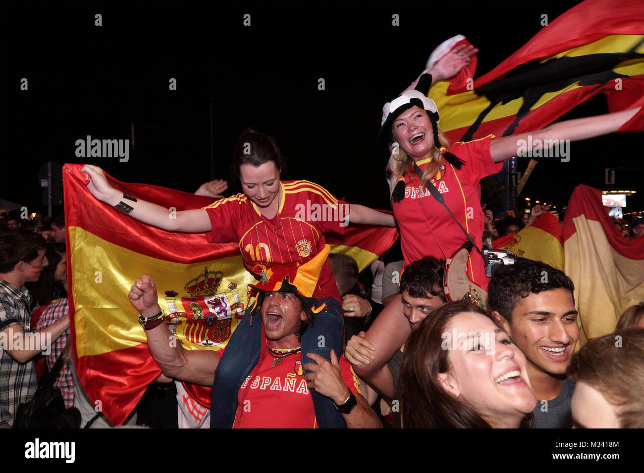Laut jubelnde Fußballfans beim Sieg von Spanien gegen Italien an der Fanmeile zur Europameisterschaft 2012 am Brandenburger Tor à Berlin. Banque D'Images