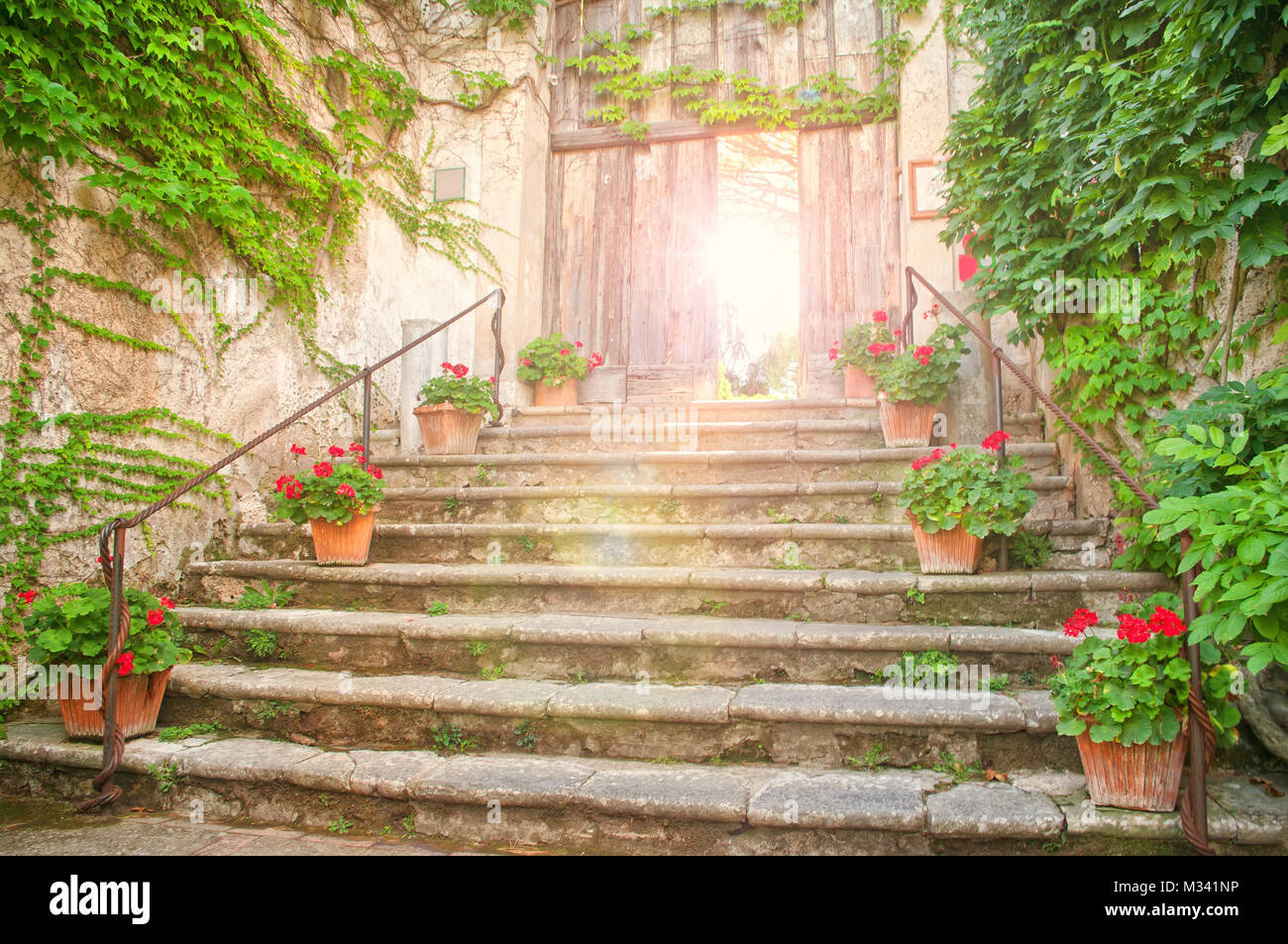 Belle entrée de la célèbre ancienne Villa Cimbrone au coucher du soleil à Ravello, côte amalfitaine, Campanie, Italie Banque D'Images