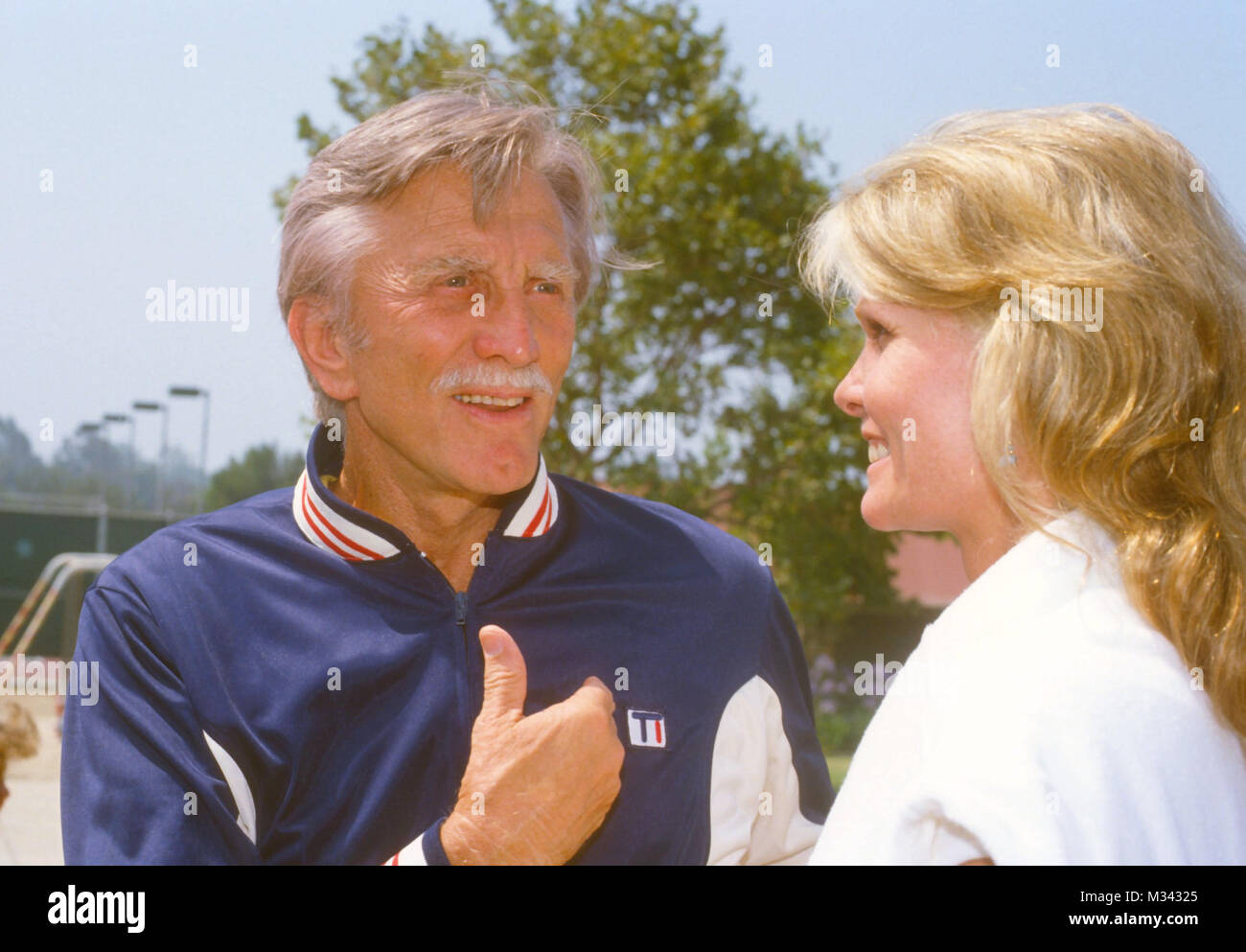 LOS ANGELES, CA - 17 juillet : (L-R) Kirk Douglas acteur et actrice Cathy Lee Crosby assister au tournoi de tennis des célébrités Riviera Country Club le 17 juillet 1982 à Los Angeles, Californie. Photo de Barry King/Alamy Stock Photo Banque D'Images