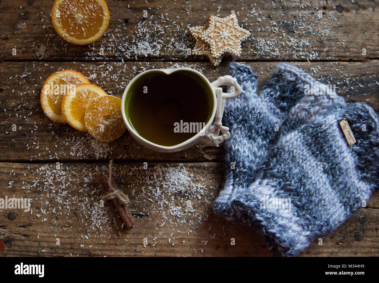 Une tasse de thé à l'orange et à la cannelle avec les cookies Banque D'Images